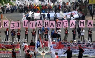 MOGOK NASIONAL : BURUH SURABAYA PENUHI JALAN