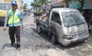 MOBIL TERBAKAR : Selang Bensin Bocor, Mobil Pikap Hangus Terbakar