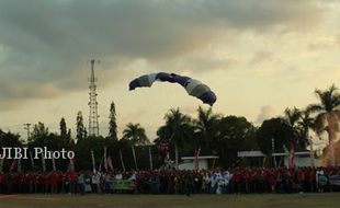 PORDA DIY : Aduh! Warga Tertimpa Penerjun Payung di Pembukaan Porda XII