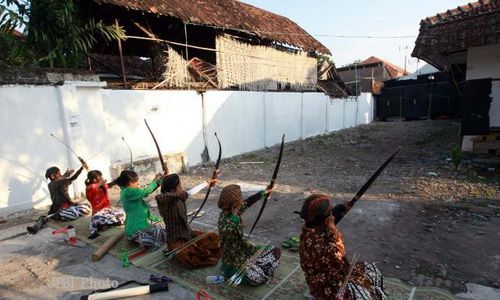 TRADISI JOGJA : 100 Peserta Ikuti Jemparingan