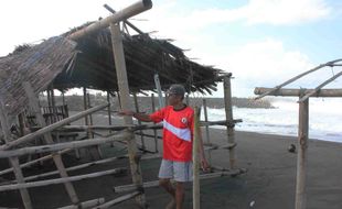 GELOMBANG TINGGI : Puluhan Warung di Pantai Glagah Hancur Disapu Gelombang