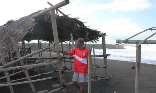 GELOMBANG TINGGI : Puluhan Warung di Pantai Glagah Hancur Disapu Gelombang