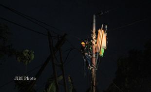 HUJAN DESAR SOLORYA : Petugas PLN Memperbaiki Trafo di Manggisan Kartasura