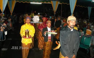 BUDAYA TRADISIONAL BOYOLALI : Hari Ini, Sedekah Gunung di Pasar Bubrah Merapi