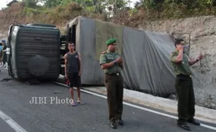 TRUK TNI PENGAMAN PRESIDEN TERGULING