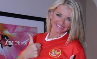 Bintang Panas Vicky Vette Undang Timnas Berpesta Jika Juarai AFF 2016