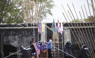 MENYIAPKAN BENDERA PESERTA WTS 2013