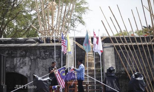 MENYIAPKAN BENDERA PESERTA WTS 2013