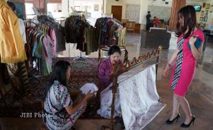 Peringati Hari Batik, Lorin dan Danar Hadi Adakan Belajar Membatik