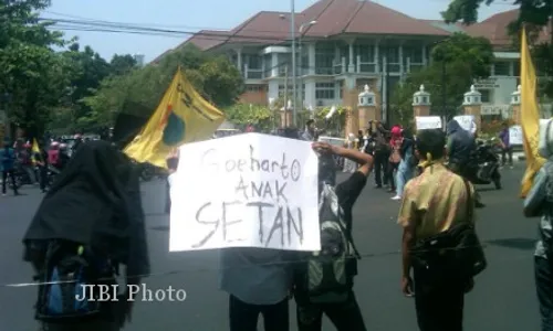 Demo Kesaktian Pancasila, Mahasiswa Blokade Jalan