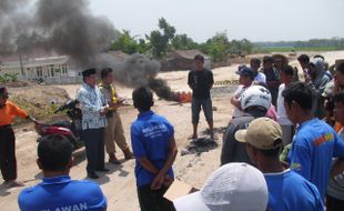 TOL SOKER : Polusi Debu, Warga Sindon Tuntut Uang Kompensasi