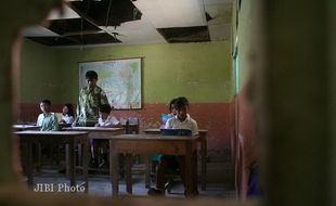 SEKOLAH RUSAK : Rangka Atap Koperasi SMKN 1 Nanggulan Ambrol