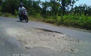 JALAN RUSAK : Jalan Mojosongo-Plupuh Sragen Butuh Perhatian