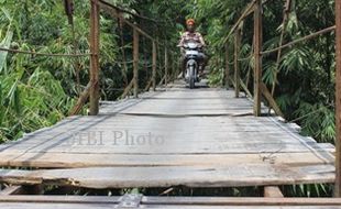 JEMBATAN RUSAK : Camat Kemalang Desak Pemkab Perbaiki Jembatan Gantung