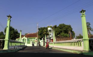 MELEWATI JEMBATAN 