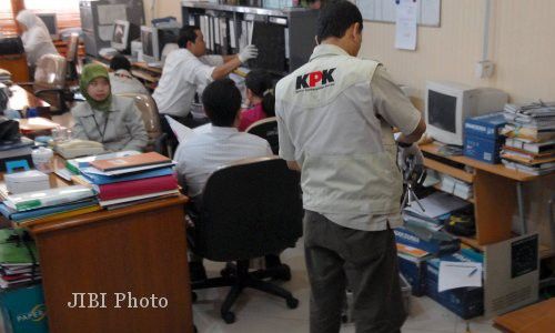 KASUS AKIL MOCHTAR : KPK Geledah Kantor di Cibinong Malam-Malam