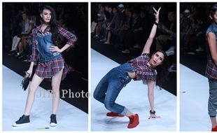 JAKARTA FASHION WEEK : Ini Dia Busana Berlabel Ariel & Luna Maya...