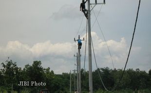 Tak Ada Listrik PLN, Warga di Pantai Siung Bergantung pada Genset