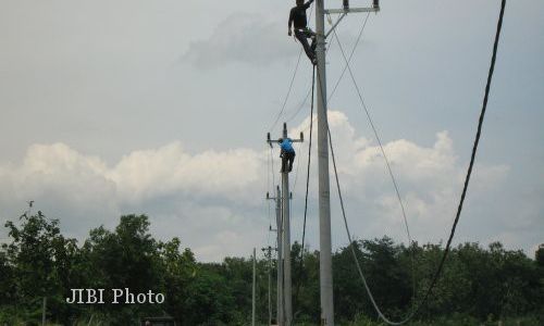 Tak Ada Listrik PLN, Warga di Pantai Siung Bergantung pada Genset