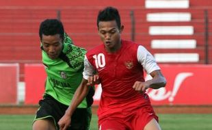 INDONESIA U-19 VS LAOS : Tandukan Mukhlis Hadi Bawa Indonesia Memimpin 1-0