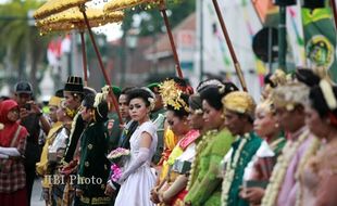 NIKAH MASSAL : Nikah Gratis, Bonus Hadiah Uang Tunai