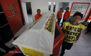 Sindir MK,  Peti Mati Pun Dikirim dari Solo ke Jakarta 