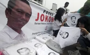 JOKOWI CAPRES : SUKARELAWAN KAMPANYEKAN JOKOWI