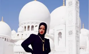 RIHANNA KENAKAN JILBAB : Media Arab Kecam Pelantun Umbrella