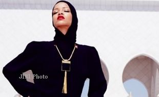 RIHANNA KENAKAN JILBAB : Pihak Masjid Larang Rihanna Kembali Masuki Areal