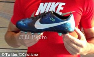 SEPATU BARU RONALDO : CR7 Pamer Sepatu Galaksi Buatan Nike