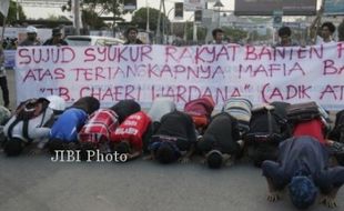 KETUA MK DITANGKAP KPK : MAHASISWA BANTEN SUJUD SYUKUR