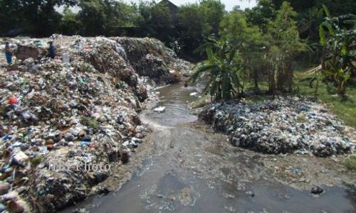 MASALAH SAMPAH : Hujan Datang, Bau TPAS Mojorejo Menyebar