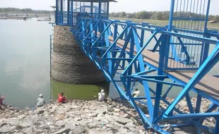   WADUK CENGKLIK : Satu Pintu Irigasi Waduk Dibuka 