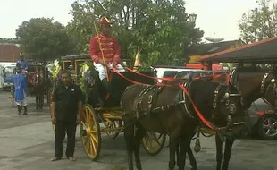 ROYAL WEDDING NGAYOGYAKARTA : Tiga Kereta Jemput Mempelai Pria di Dalem Mangkubumen