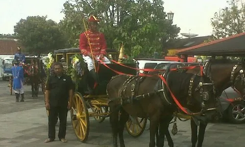 ROYAL WEDDING NGAYOGYAKARTA : Tiga Kereta Jemput Mempelai Pria di Dalem Mangkubumen