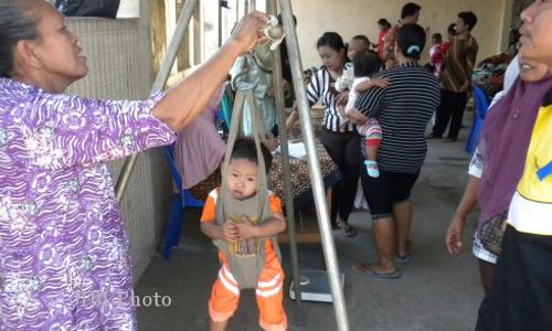 PENGHARGAAN KADER POSYANDU : "Penyematan Pin pun Sudah Cukup”