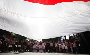 MENGHORMAT BENDERA MERAH PUTIH