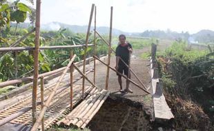 Dua Tahun Ambrol, Jembatan Kali Coplok Belum Diperbaiki 