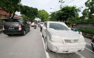 TIPS OTOMOTIF : Ini Cara Mengatasi Abu Vulkanis Pada Kaca Mobil