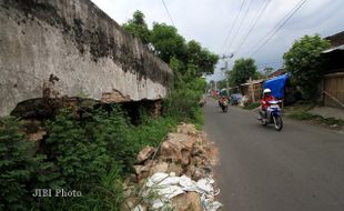 TEMBOK KUBURAN CHINA AMBROL