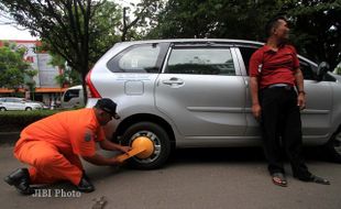 RAZIA PARKIR CITY WALK : Kena Sanksi Gembok, Pemilik Mobil Semprot Petugas