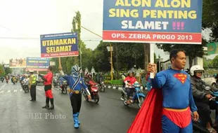 TERTIB LALU LINTAS : Polisi Gunungkidul Jadi Superhero