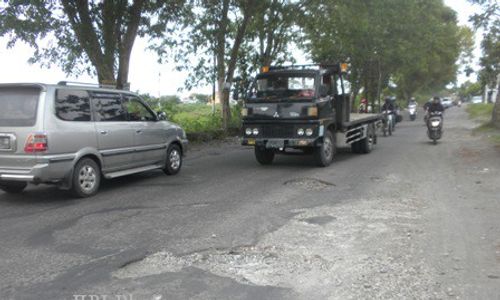 KERUSAKAN JALAN KARANGANYAR : Belum Lama Ditambal, Jl. Adi Soemarmo Berlubang Lagi