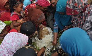 RITUAL GUNUNG MERBABU : "Dilaksanakan Siang Hari, Air Suci Selo Melanggar Adat"