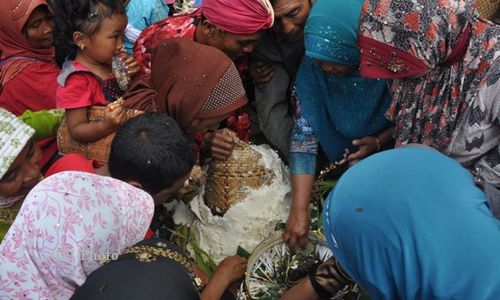 RITUAL GUNUNG MERBABU : Satukan Air Suci Merapi-Merbabu