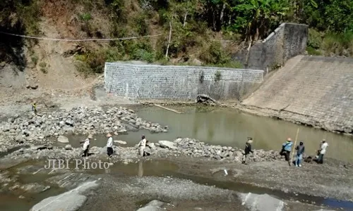   PROYEK BENDUNG PENGGUNG : Vonis Harsono dan Purwito Mundur