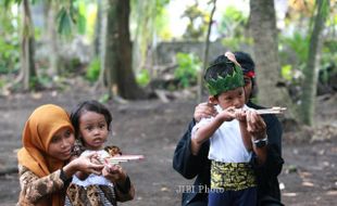 MENGAJARKAN PERMAINAN BEDHILAN