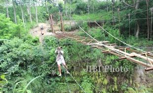 JEMBATAN RUSAK : Pertengahan Desember, Jembatan Mundu Harus Rampung