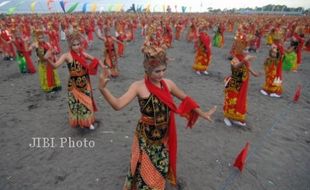 GANDRUNG DITARIKAN MASSAL