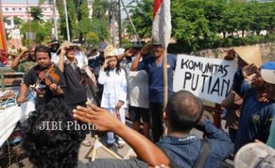 HARI PAHLAWAN : PEMULUNG JUGA LAKSANAKAN UPACARA